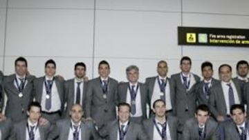 <b>SATISFECHOS. </b>La Selección posa orgullosa a la llegada a Barajas con la bandera española, el trofeo de campeón de Europa y la bota de oro conquistada por Javi Rodríguez.