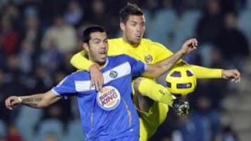 <b>ACTIVO. </b>Miku pelea un balón con Jefferson Montero, del Villarreal.