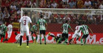 1-0. Mercado anotó el primer gol.