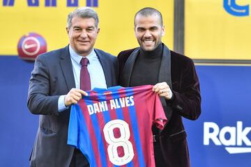 El lateral derecho brasileño Dani Alves vuelve a la que fue su casa y ha sido presentado de nuevo en el Camp Nou.  El brasileño se mostró exultante durante su acto.