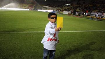 En el duelo entre Monarcas Morelia y Necaxa, la instituci&oacute;n michoacana rode&oacute; la cancha con peque&ntilde;os vigilantes.