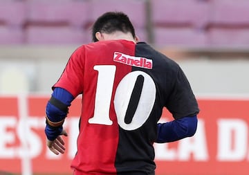 El delantero argentino del Fútbol Club Barcelona homenajeó a Diego Armando Maradona en el cuarto gol del club catalán con la camiseta de Newell's. Elástica que vistió el '10'.