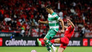 MEX6550. TOLUCA (MÉXICO), 13/10/2022.- Carlos Guzmán (d) del Toluca disputa el balón con Juan Brunetta de Santos, durante un partido de Cuartos de Final del torneo Apertura 2022 de la Liga MX, disputado en el estadio Nemesio Diez, en Toluca (México). EFE/ Alex Cruz
