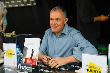 El periodista y escritor Mikel Ayestaran, durante la firma de uno de sus ejemplares. 