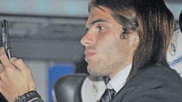 <b>ES SU MOMENTO. </b>Gago, pendiente de su teléfono móvil antes de bajar del autobús del Madrid para entrar en el hotel Barceló de Sevilla.