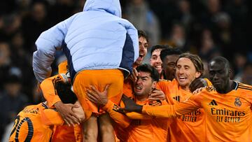 Real Madrid's English midfielder #05 Jude Bellingham celebrates with teammates after scoring his team third goal during the UEFA Champions League football match between Manchester City and Real Madrid at the Etihad Stadium in Manchester, north west England, on February 11, 2025. (Photo by Oli SCARFF / AFP)