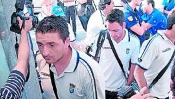 <b>ATERRIZAJE CON HAMBRE DE ASCENSO</b> En la imagen, el gallego Viqueira encabeza con semblante serio la expedición del Xerez a su llegada ayer al hotel de concentración en Santa Cruz de Tenerife. El aterrizaje en la Isla del candidato al ascenso estuvo acompañado de máxima expectación por parte de aficionados y numerosos medios de comunicación.