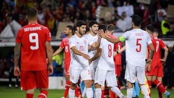 Geneva (Switzerland), 09/06/2022.- Spain's forward Marco Asensio (L) and Spain's midfielder Sergio Busquets (R) celebrate the victory after the UEFA Nations League soccer match between Switzerland and Spain at the Stade de Geneve stadium in Geneva, Switzerland, 09 June 2022. (España, Suiza, Ginebra) EFE/EPA/JEAN-CHRISTOPHE BOTT
