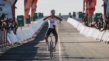 Christen celebra su victoria en la meta de Skyviews of Harrat.