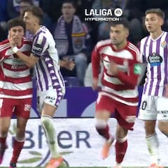 Un jugador del Valladolid besa a un jugador del Granada y su furiosa reacción le vale la tarjeta roja.