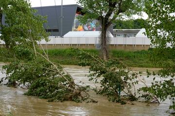 Las inundaciones de la región italiana de Emilia Romaña están dejando numerosos destrozos pero lo peor son los al menos nueve muertos y las 13.000 personas evacuadas. Así están los alrededores de la localidad de Imola, donde se ha cancelado el Gran Premio de Fórmula 1. 