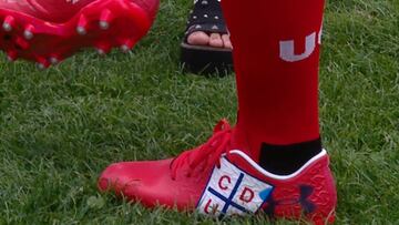 Los especiales zapatos de Fuenzalida en acto de la UC