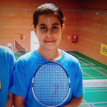 Con 12 años, la onubense deja el flamenco para dedicarse por completo a la raqueta, dando los primeros pasos que la llevarían a convertirse en una figura mundial. Fichó por el Recreativo La Orden y se convirtió en campeona nacional por primera vez a los 13 años, un triunfo precoz que anunciaba el inicio de una carrera destinada a hacer historia.