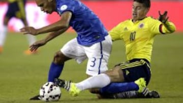 James Rodríguez disputa el balón ante Miranda, uno de los mejores jugadores de la 'Canarinha'