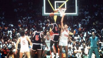 A US Basketball team player attempts to make a basketball  during  the final game against Spain during the 1984 Olympic Games in Los Angeles 10 August 1984. USA wins the gold medal as Spain got silver.
 JUEGOS OLIMPICOS LOS ANGELES 84 BALONCESTO FINAL HISTORICA ESTADOS UNIDOS ESPA&Ntilde;A 
 FERNANDO MARTIN MEDALLA DE PLATA
 PUBLICADA 24/08/08 NA MA14 3COL