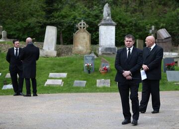 Miembros de seguridad a las puertas del cementerio Highgate de Londres durante el funeral de George Michael.