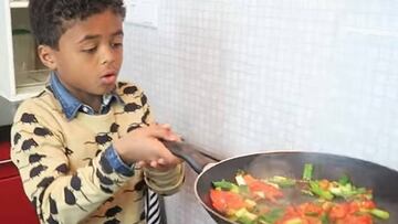 Shane Kluivert, de 10 años, es un apasionado de la cocina.