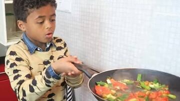 Shane Kluivert, de 10 a&ntilde;os, es un apasionado de la cocina.