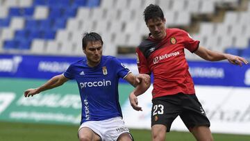 Vila y Héctor disputan un balón en el partido entre Oviedo y Mallorca.