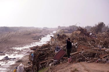 Una mujer observa los escombros de las inundaciones en el Barranco de Chiva, Valencia. 