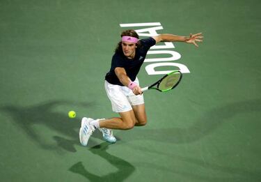 Tsitsipas, entre Federer y el centenar de títulos para el suizo