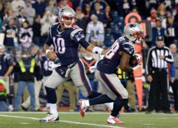 Esta imagen ilustra perfectamente la paliza que le endosaron los Pats a los Dolphins: en el ¨²ltimo cuarto acabaron jugando los suplentes. En la imagen, Jimmy Garoppolo le da el bal¨®n al RB sophomore James White.