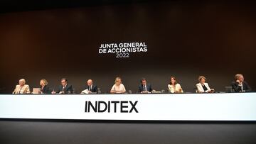 En el centro, el consejero delegado de Inditex, Óscar García Maceiras, y la presidenta de Inditex, Marta Ortega, junto con el resto de del Consejo de istración durante la primera convocatoria de la Junta General de Accionistas de Inditex, en la sede corporativa de la compañía, a 12 de julio de 2022, en Arteixo, A Coruña, Galicia (España). Se trata de la primera junta general de accionistas con Marta Ortega, hija del fundador de la firma, Amancio Ortega, al frente de la multinacional textil. El consejo de istración de Inditex someterá a la junta la ratificación y nombramiento de Marta Ortega Pérez como miembro del órgano de dirección de la compañía, con la calificación de consejera dominical, y de Óscar García Maceiras, con la calificación de consejero ejecutivo, así como la modificación de la política de remuneraciones. En el orden del día también figura el nombramiento de EY como auditor de sus cuentas para los siguientes tres ejercicios sociales, en sustitución de Deloitte.
12 JULIO 2022;ACCIONISTAS;ECONOMÍA;INDITEX;ZARA;
M. Dylan / Europa Press
12/07/2022