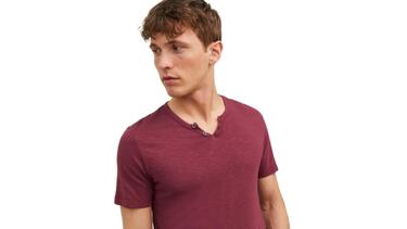 No es un polo, pero es igual de estilosa: la camiseta de cuello de pico que no puede faltarte