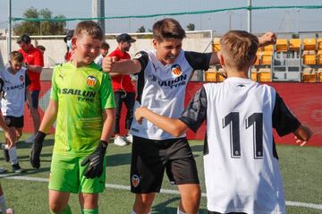 David Albelda, que acertó en el segundo lanzamiento de la tanda de penaltis, celebra el pase del Valencia a semifinales tras eliminar al Atleti.