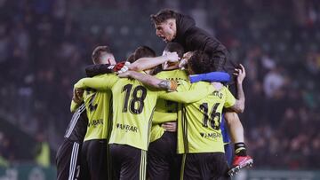 El Real Zaragoza celebra su triunfo en Elche.