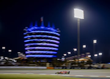 Sainz tuvo que sudar para acabar en los puntos (octavo, donde empez¨®) en su primera carrera con Ferrari. En la salida, le pasaron tanto Alonso como Stroll y eso merm¨® sus oportunidades, pero encontr¨® mejor ritmo al final y adelant¨® a Vettel y Fernando en una bonita batalla a tres. ¡°En las primeras vueltas iba un poco perdido, pero cuando consegu¨ª mi ritmo, iba r¨¢pido. Estoy contento porque he tenido uno de los mejores ritmos de la zona media, para la primera carrera no est¨¢ mal¡±, analizaba despu¨¦s el espa?ol.