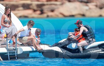 Messi, Luis Suárez y Cesc en sus vacaciones familiares en Ibiza.
 