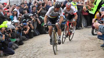 Peter Sagan y Silvan Dillier ruedan durante la Par&iacute;s-Roubaix 2018.