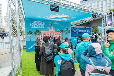 La Plaza de España de Madrid acoge la Fan Zone de los Miami Dolphins. 