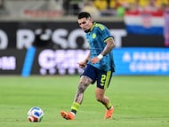 ORLANDO, FLORIDA - MARCH 26: Daniel Mu�oz of Colombia shoots during the international friendly match between Colombia and Croatia at Camping World Stadium on March 26, 2026 in Orlando, Florida. Julio Aguilar/Getty Images/AFP (Photo by Julio Aguilar / GETTY IMAGES NORTH AMERICA / Getty Images via AFP)