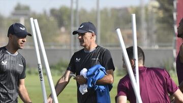 Jos¨¦ Luis Mendilibar en un entrenamiento del Sevilla.