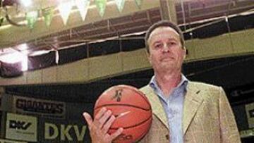 <b>VEINTE AÑOS DESPUÉS.</B> Como si el tiempo no hubiera pasado, Aíto García Reneses regresa al Joventut de Badalona. El técnico se confiesa "muy ilusionado" con esta vuelta a los orígenes, tras una larga etapa ligado al baloncesto del Barcelona.