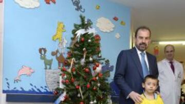Ángel Torres, esta mañana repartiendo regalos en el hospital universitario de Getafe.