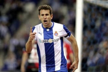 El jugador rumano del RCD Espanyol Christian Stuani celebra tras marcar ante el Rayo Vallecano, durante el partido de Liga en Primera División que disputan esta noche en el estadio de Cornellà-El Prat, en Barcelona.