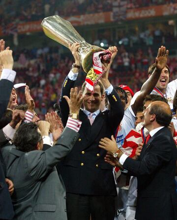10 de mayo de 2006, final de la Copa de la UEFA entre el Sevilla y el Middlesbrough disputada en Eindhoven. El Príncipe Felipe con la Copa.