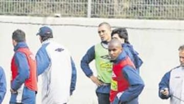 <b>UN ALTERCADO EN PLENO PARTIDILLO</b>. A Eduardo Costa no le sentó nada bien una entrada fortuita por parte de Antonio Álvarez, Ito. Ambos estaban disputando un partido de entrenamiento. Aunque hubo más de un puñetazo, los compañeros enseguida se implicaron para poner paz y separarlos.