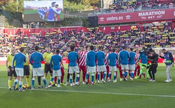 Saludo entre ambos conjuntos antes del inicio del partido. 