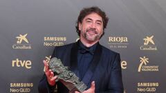 Spanish actor Javier Bardem poses with the Goya award to the best actor for "El buen patron" (The Good Boss) during a photocall following the 36th Goya awards ceremony at the Palau de les Arts in Valencia, on February 12, 2022. (Photo by LLUIS GENE / AFP) (Photo by LLUIS GENE/AFP via Getty Images)