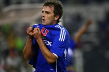 No tuvo mucha continuidad en su etapa por San Lorenzo y llegó a la Universidad de Chile, donde consiguió el Apertura del 2009. Un año después lo citaron a la selección argentina adulta.