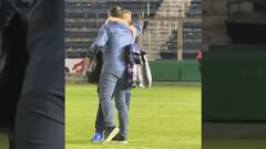 América golea a su equipo y al final le pide un autógrafo al técnico rival