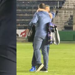 América golea a su equipo y al final le pide un autógrafo al técnico rival