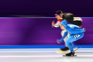 Italy's Nicola Tumolero neck and neck with Germany's Moritz Geisreiter in the Men's 5000m Speed Skating event