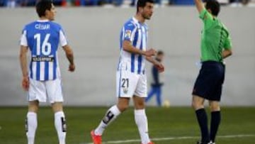 De la Fuente Ramos muestra tarjeta amarilla a Sergio Postigo