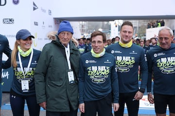 El alcalde de Madrid, Jos¨¦ Luis Mart¨ªnez-Almeida (en el medio de la imagen), acompa?ado por el creador y fundador de la San Silvestre Antonio Sabugueiro (segundo por la izquierda), la concejala delegada de Deporte en el Ayuntamiento de Madrid, Sof¨ªa Miranda (izquierda), y el exatleta Ferm¨ªn Cacho (derecha), entre otros, se prepara antes de dar el pistoletazo de salida de la San Silvestre Vallecana, este domingo en Madrid, en la que se espera la participaci¨®n de miles de personas.