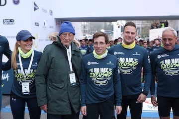 El alcalde de Madrid, José Luis Martínez-Almeida (en el medio de la imagen), acompañado por el creador y fundador de la San Silvestre Antonio Sabugueiro (segundo por la izquierda), la concejala delegada de Deporte en el Ayuntamiento de Madrid, Sofía Miranda (izquierda), y el exatleta Fermín Cacho (derecha), entre otros, se prepara antes de dar el pistoletazo de salida de la San Silvestre Vallecana, este domingo en Madrid, en la que se espera la participación de miles de personas.